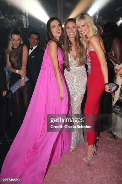 Alessandra Ambrosio, Heidi Klum and Karolina Kurkova attend the amfAR Gala Cannes 2018 dinner at Hotel du Cap-Eden-Roc on May 17, 2018 in Cap...