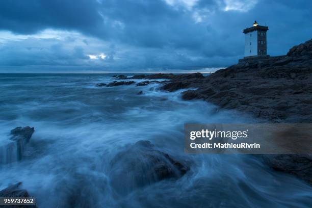 début de nuit au phare du conquet face à la mer d'iroise - vacances à la mer stock pictures, royalty-free photos & images