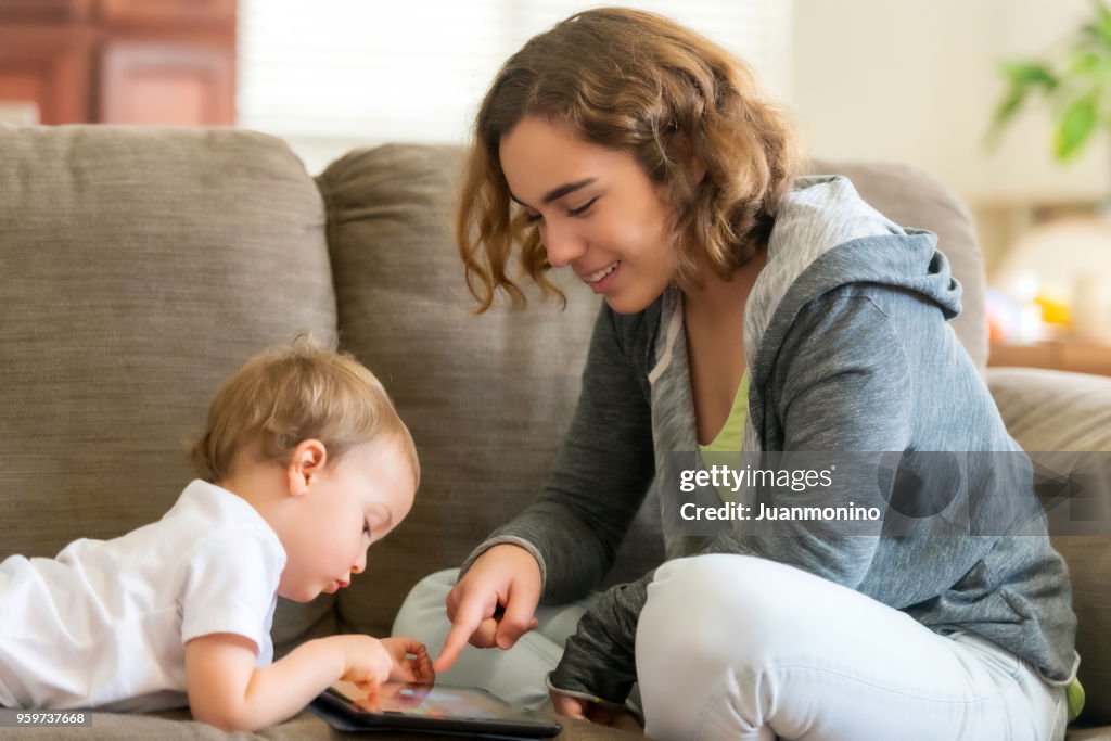 Madre e hijo (podría ser una niñera y su hijo)