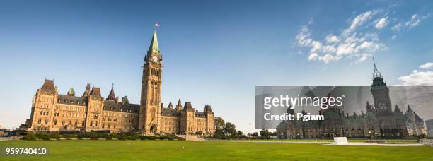 parlamentsgebäude am parliament hill in ottawa - kanadische kultur stock-fotos und bilder