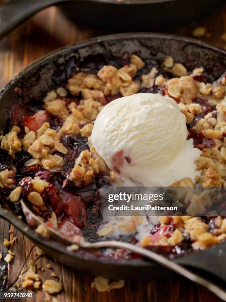 erdbeeren und heidelbeeren crisp mit vanilleeis - a la mode stock-fotos und bilder