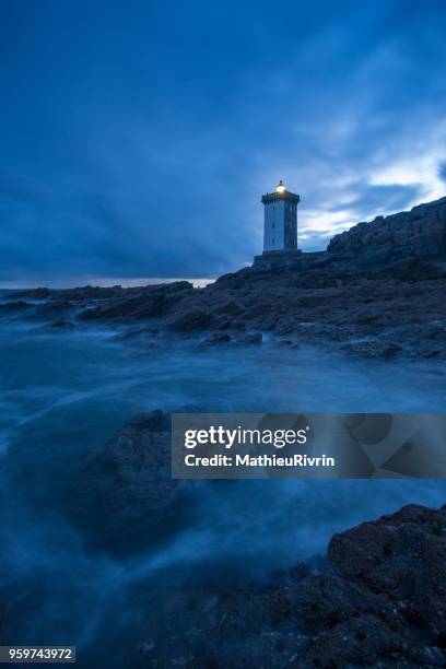 début de nuit au phare du conquet face à la mer d'iroise - vacances à la mer stock pictures, royalty-free photos & images