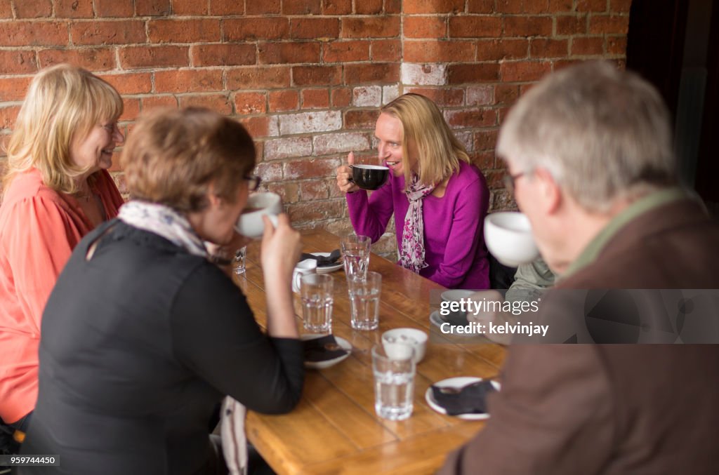 Eine Gruppe von Freunden in einer Bar Kaffee trinken