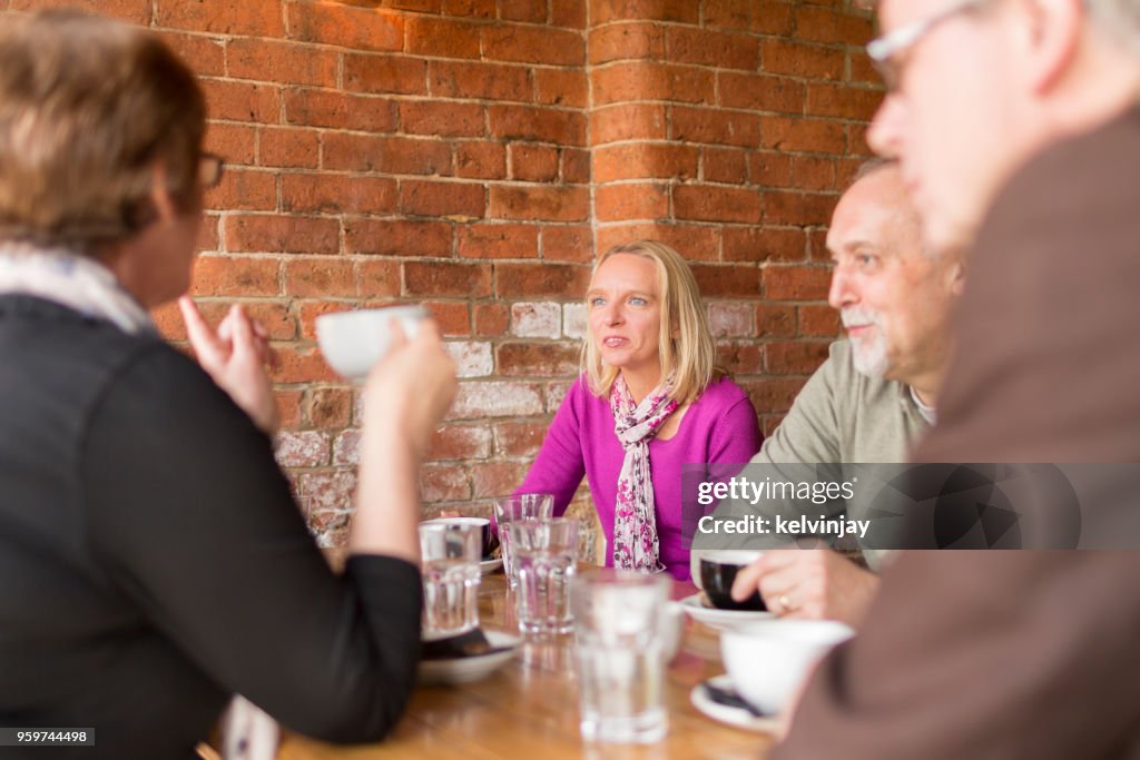 Een groep vrienden drinken koffie in een bar