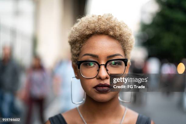 retrato de mujer de moda en la ciudad de - short hair fotografías e imágenes de stock