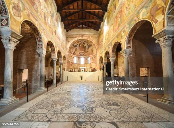 frescoes and a mosaic in a church in codigoro, emilia-romagna, italy - fresko stock-fotos und bilder