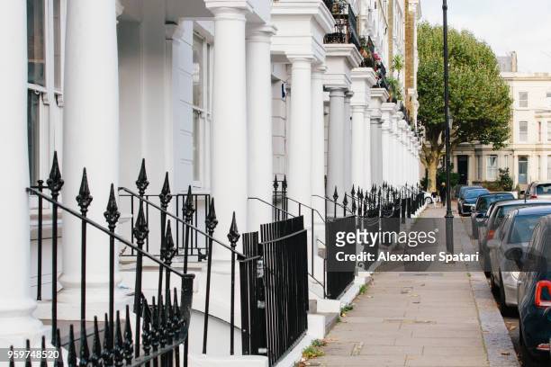 residential townhouses and pedestrian walkway in notting hill, england, uk - kensington en chelsea stockfoto's en -beelden