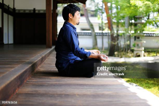 mentale evenwicht en meditatie - lotuspositie stockfoto's en -beelden