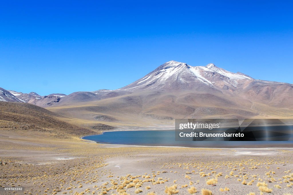 Berg bedekt met sneeuw en meer in de Atacama woestijn, Chile.