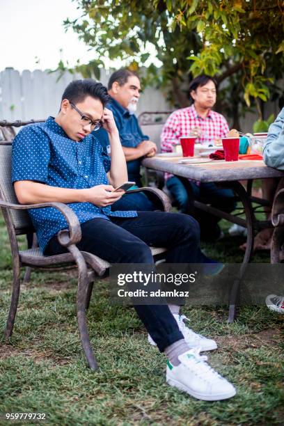 un ragazzino distratto a tavola - filipino family dinner foto e immagini stock