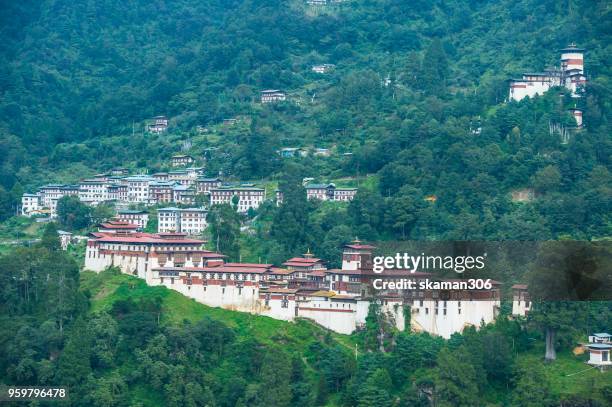 trongsa dzong and fortress near trongsa city - trongsa district fotografías e imágenes de stock