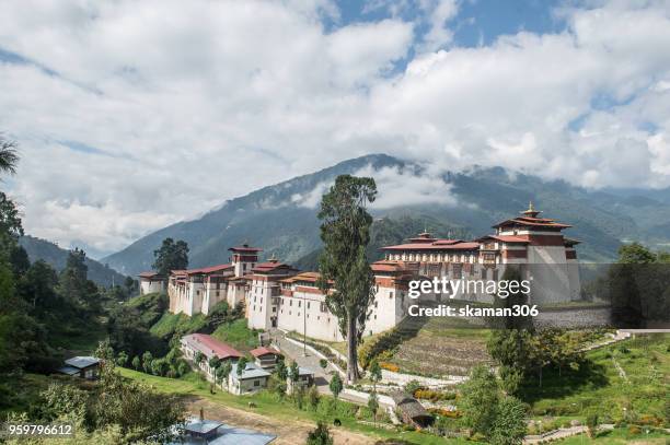 trongsa dzong and fortress near trongsa city - trongsa district fotografías e imágenes de stock