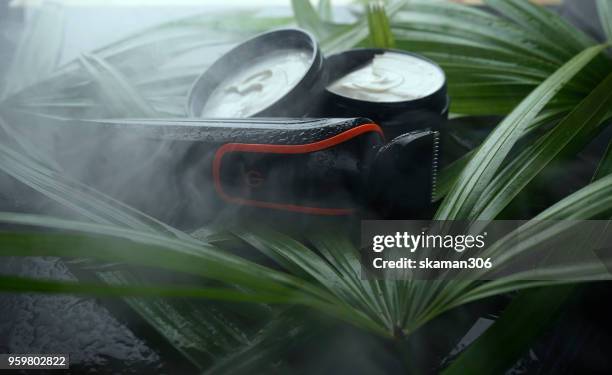 top view beauty cream with green leaves and wet background - build presents sensitive skin imagens e fotografias de stock