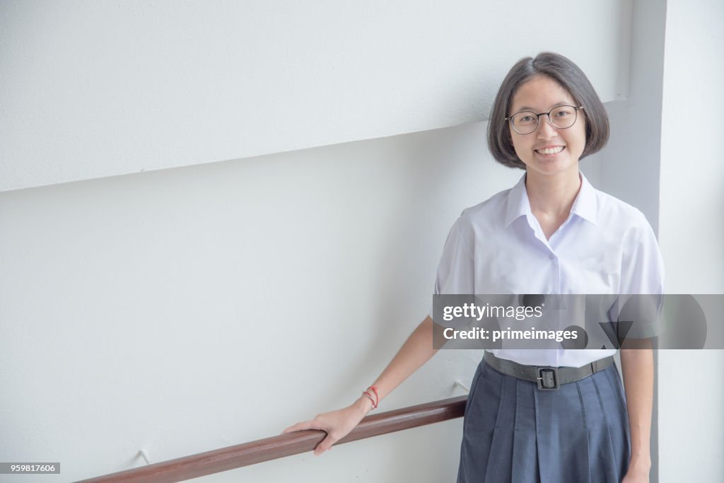 Livre de lecture de jeune fille asiatique étudiante en bibliothèque publique