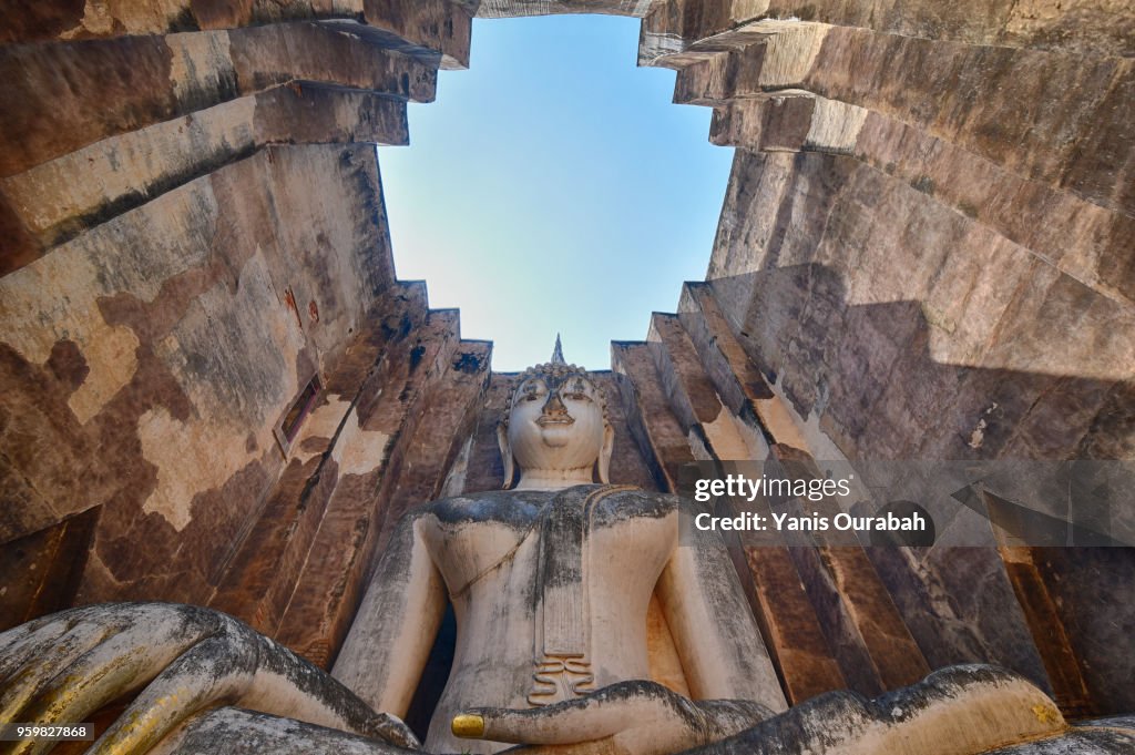 Wat Si Chum : the big Sukhothai Budhha in the historical site of Sukhothai, Thailand