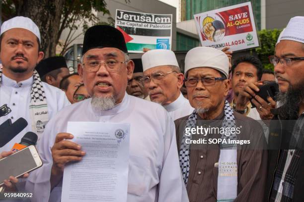 President of MAPIM, Mohd Azmi seen holding a memorandum to Donald Trump at Kuala Lumpur to show his support against the Israel cruelty. Even it is...