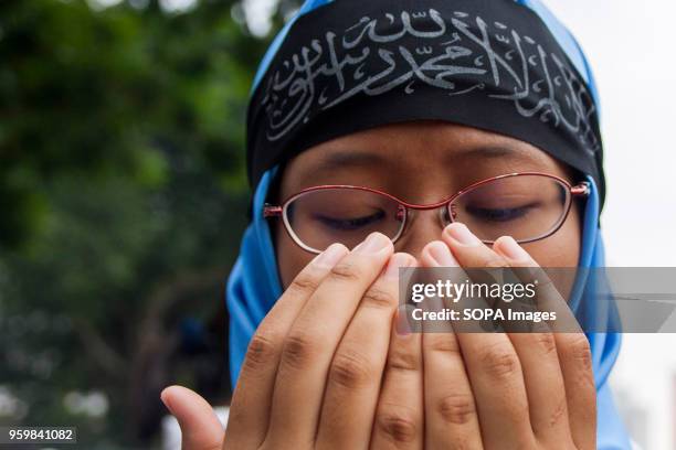 Lady seen praying to show her support against the Israel cruelty. Even it is the holy Ramadhan, hundreds of Muslim in Malaysia marched in front of...