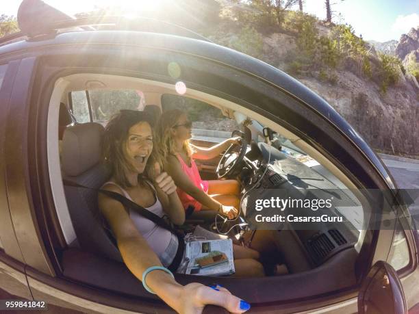 Amis de femmes adultes voyageant avec voiture