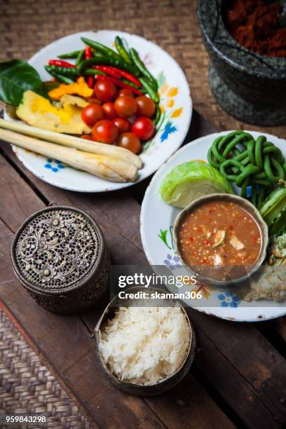 tom yam kung hot and spicy thailand cuisine - tom yum suppe stock-fotos und bilder