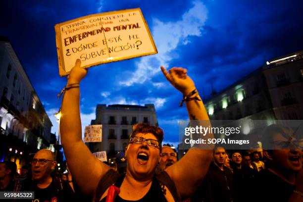 Woman with a banner with the slogan that says "Spain considers transsexuality as a mental illness ... Where is my subsidy?" Hundreds of demonstrators...