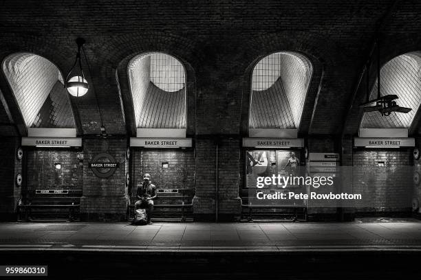 baker street lone person - baker street stockfoto's en -beelden