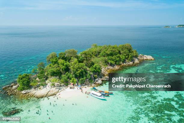 aerial view of unidentified tourists enjoy and relax on the white sand beach at koh rok roy or koh rokroy (rok roy island), lipe island, tarutao national marine park, satun province, thailand. - steinschlag stock-fotos und bilder