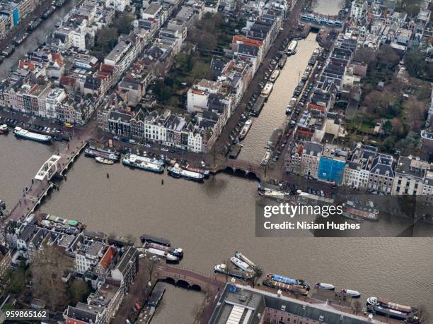 aerial of amsterdam city center and amstel river - magere brug stockfoto's en -beelden