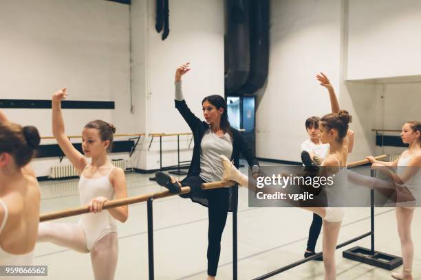 balletschool - dancers exercising teacher stockfoto's en -beelden