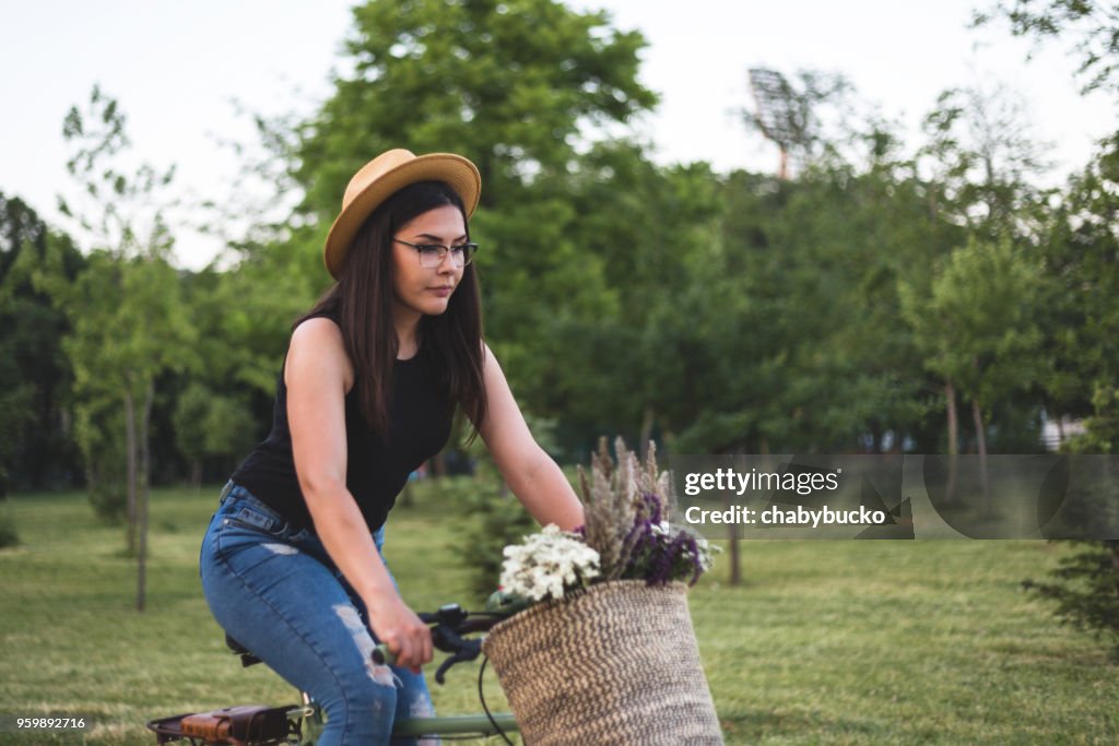 La señora disfruta en bicicleta