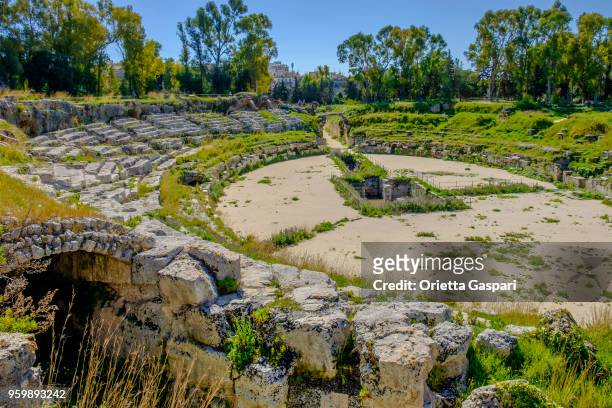 siracusa, anfiteatro romano - sicilia, italia - teatro all'aperto foto e immagini stock