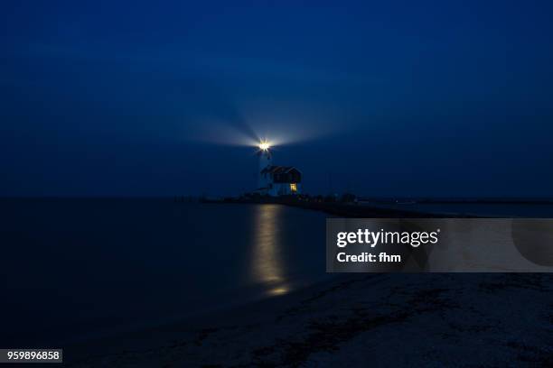 lighthouse paard van marken at night (marken, netherlands) - paard stock pictures, royalty-free photos & images