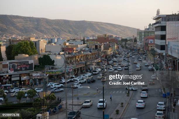 traffic and landscape in dohuk, iraq - iraq landscape stock pictures, royalty-free photos & images