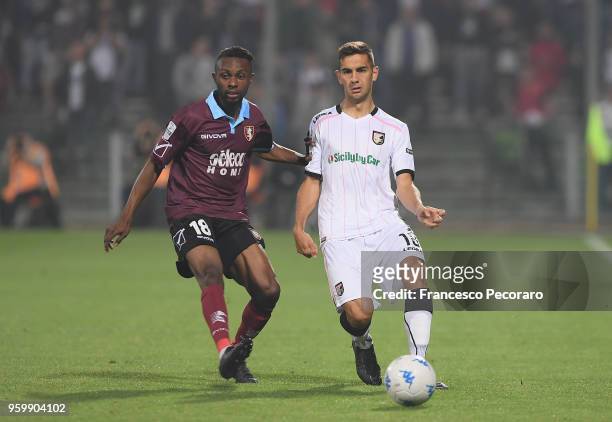 Player of US Salernitana Akpa Akpro vies with US Citta di Palermo player Ivaylo Chochev during the Serie B match between US Salernitana and US Citta...
