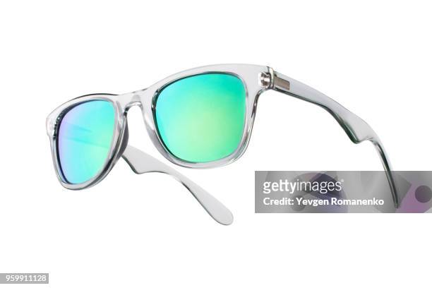 fashionable sunglasses with green lenses. isolated on white background - óculos escuros acessório ocular - fotografias e filmes do acervo