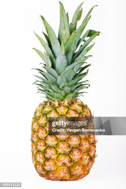ripe pineapple isolated on white background - fruta tropical fotografías e imágenes de stock