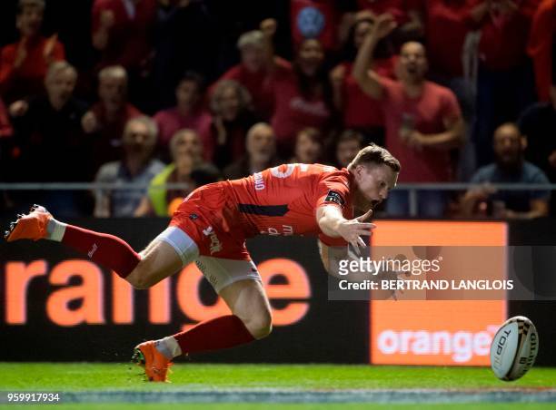 Toulon's English winger Chris Ashton fails to control the ball and misses a try during the French Top 14 rugby union match RC Toulon vs Lyon at the...