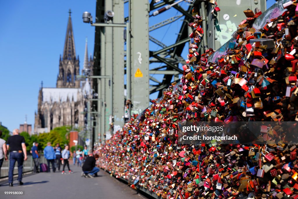Flut von Liebe Schlösser an der Hohenzollernbrücke, Köln