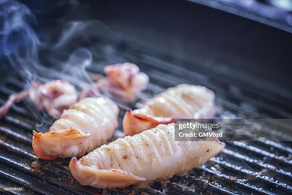 Zubereitung frischer Tintenfisch auf einer Grillpfanne