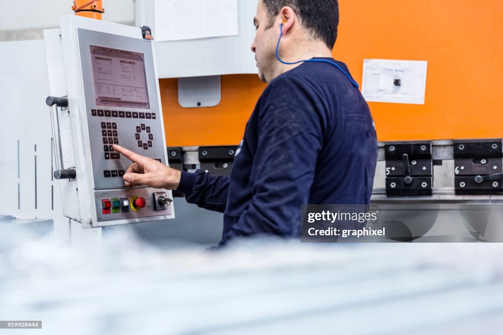 Fabrieksarbeider werken met CNC frezen Machine