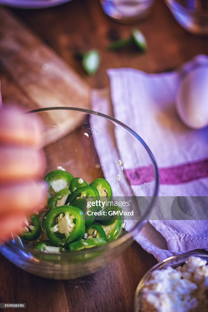 Voorbereiding van de Mexicaanse Corn brood met verse mais en Jalapenos