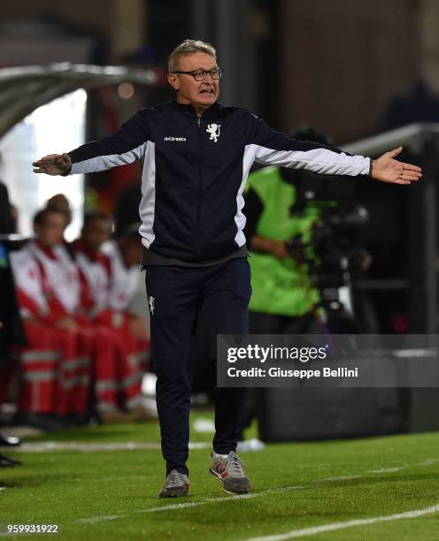 Ivo Pulga head coach of Brescia Calcio in action during the Serie B match between Ascoli Picchio FC 1898 and Brescia Calcio at Stadio Cino e Lillo...