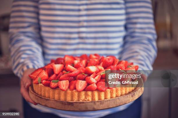hausgemachte erdbeer-tarte mit vanillecreme - erdbeerkuchen stock-fotos und bilder