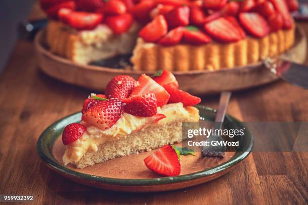 hausgemachte erdbeer-tarte mit vanillecreme - obsttorte stock-fotos und bilder