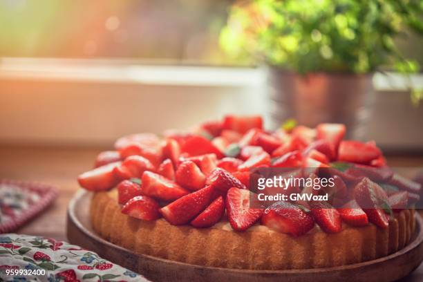 hausgemachte erdbeer-tarte mit vanillecreme - erdbeerkuchen stock-fotos und bilder