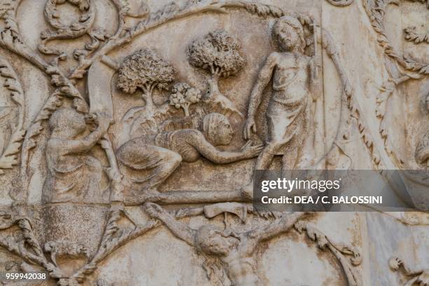 Noli me tangere , detail from Scenes from the life of Christ, Stories from the New Testament, bas-reliefs by Lorenzo Maitani , third pillar, facade...