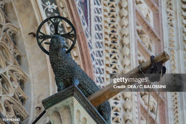 Agnus dei, by Matteo di Ugolino from Bologna top of the central gable of the entrance in the facade of Orvieto cathedral, Umbria, Italy, 14th century.