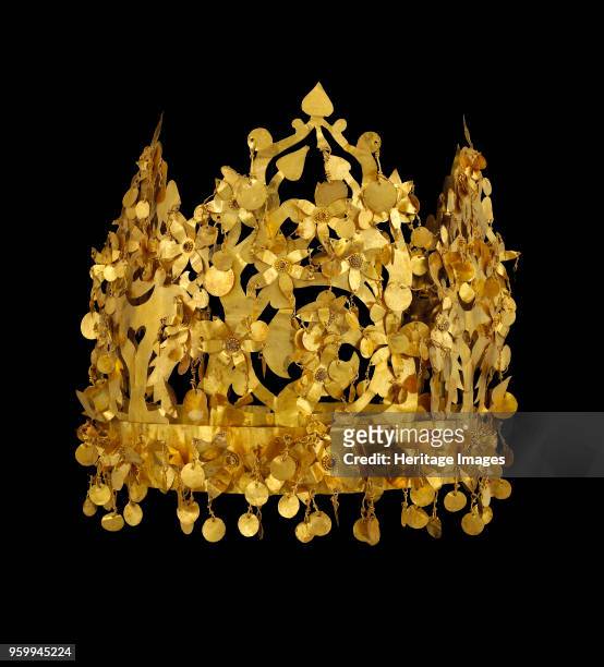 Gold crown from Tillya Tepe, 1st century. Found in the Collection of National Museum of Afghanistan, Kabul. )