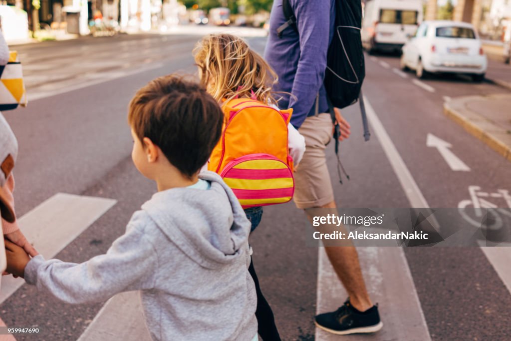 Crianças no caminho da escola