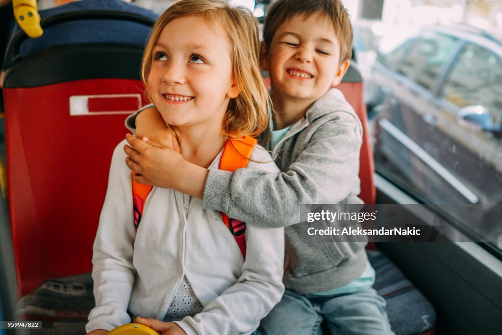 Niños en transporte público