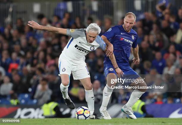 Giuseppe Baresi of Inter Forever competes for the ball with Eiour Gudjohnsen of Chelsea Legends during Chelsea Legends v Inter Forever at Stamford...